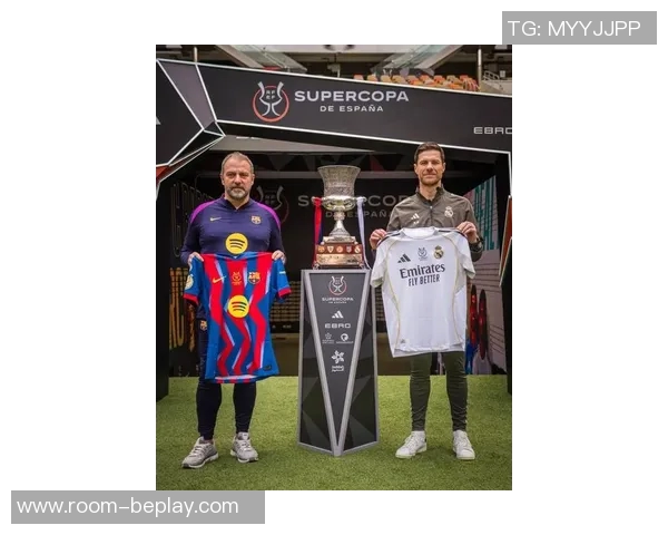 弗里克手握加维球衣与西超杯奖杯合影球员现场观战决赛引关注