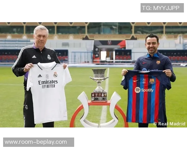 弗里克手握加维球衣与西超杯奖杯合影球员现场观战决赛引关注